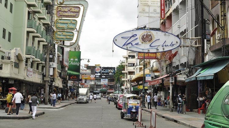 In der Khao San Road in Bangkok sind deutlich die von der Politik verursachten Auswirkungen der Maßnahmen gegen die Coronavirus-Pandemie zu sehen