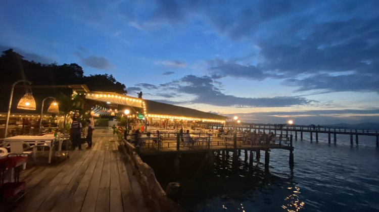 Laem Hin Seafood Restaurant befindet sich an der Ostküste von Phuket
