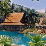 Poollandschaft mit Bar im Marriott Resort & Spa Pattaya