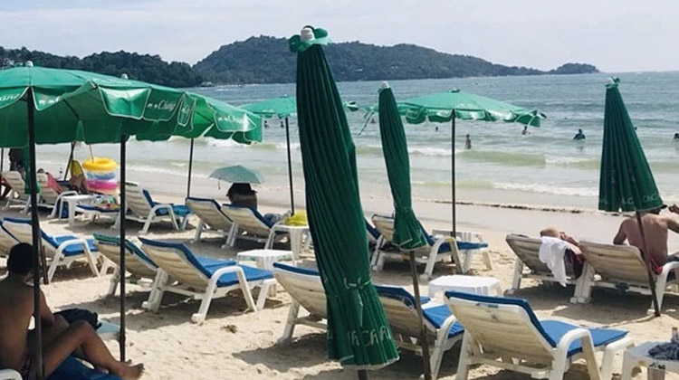 Urlauber am Strand von Phuket