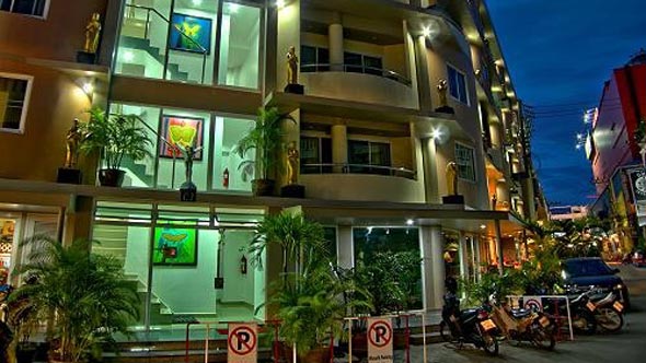 Aussenansicht Mosaik Apartments bei Nacht