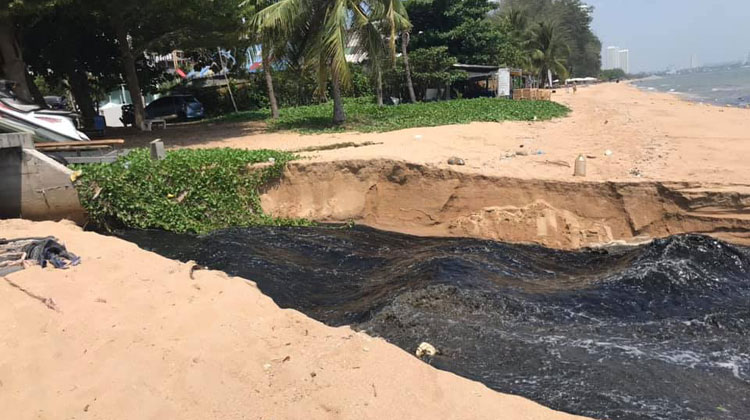 Na Jomtien Beach schwarzes Abwasser