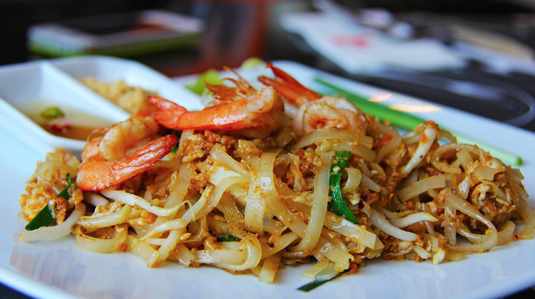 Thailändisches Essen zu Hause kochen: Pad Thai das klassische thailändische Nudelgericht