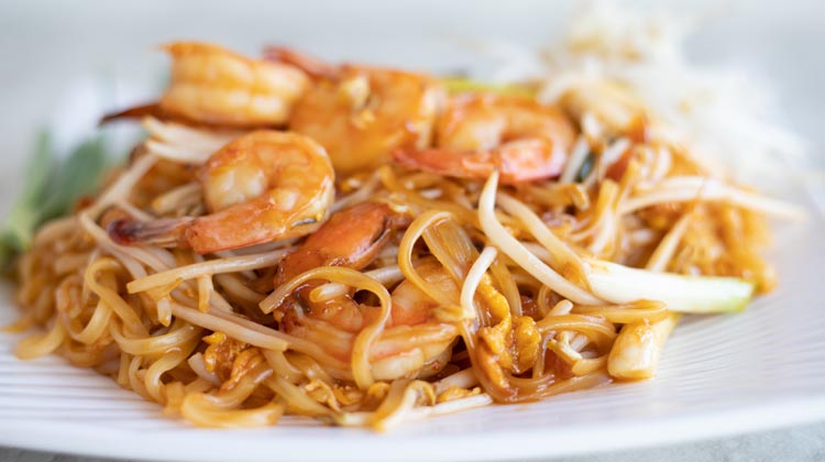 Das thailändische Nationalgericht Pad Thai mit Garnelen