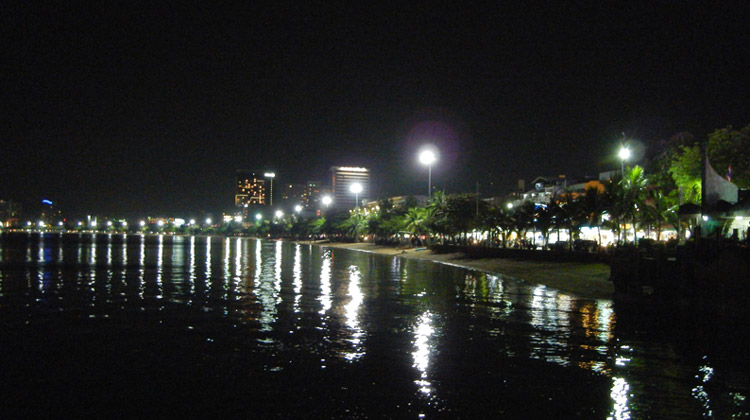 Pattaya Bay in der Nacht