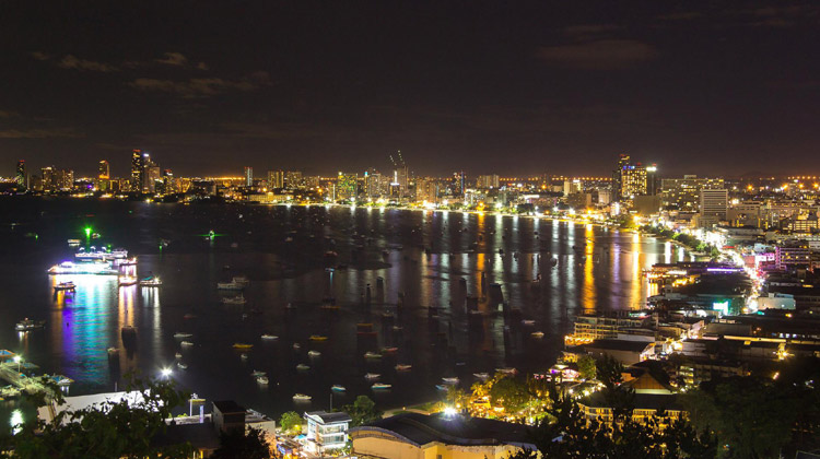 Altersruhesitz in Pattaya: Die Bucht bei Nacht