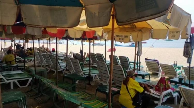 Leere Strandliegen am Beach in Pattaya