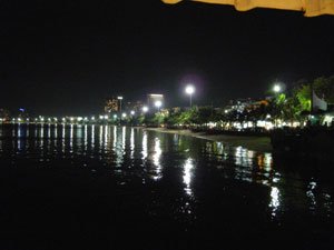 Bucht von Pattaya bei Nacht