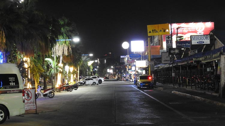 menschenleere Straße in Pattaya