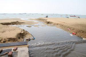 Pattayas Strand vom Sturm weggespült