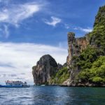 Touristenboot vor Phi-Phi Island