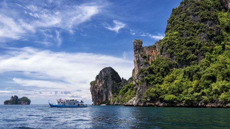 Touristenboot vor Phi-Phi Island