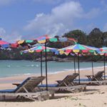 Leere Strandliegen am Beach auf Phuket Thailand