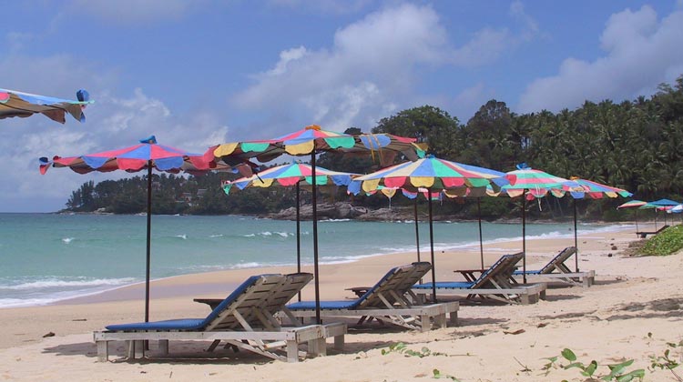Leere Strandliegen am Beach auf Phuket Thailand