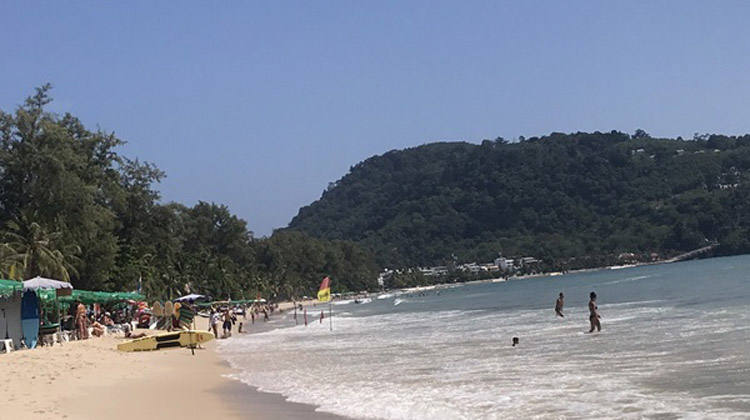 Leerer Strand von Phuket in der Nebensaison