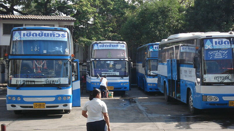 Thailands privater Bussektor droht mit Streichung von 80% der Fahrten