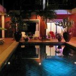 Nachtansicht vom Pool im Rama Kien Lifestyle Resort in Pattaya