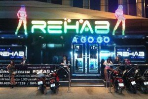 Rehab Bar + Lounge in der Soi LK Metro 