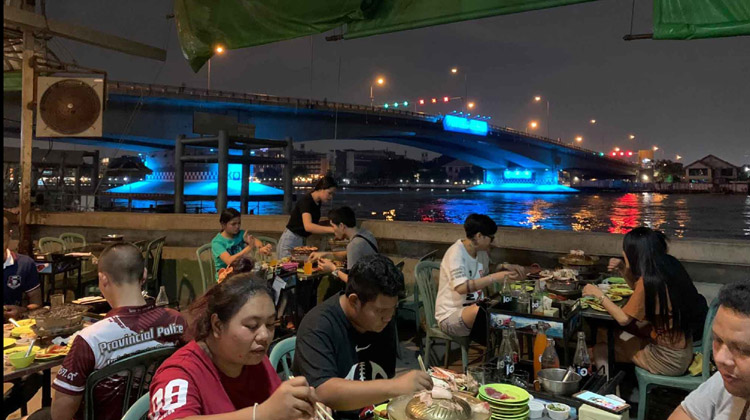 Die 7 besten Moo Kata Restaurants in Bangkok: Rim Nam Mookata