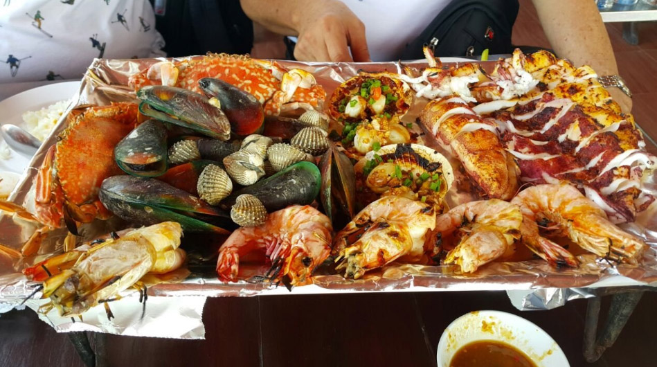 Platte mit Meeresfrüchten im Pu Pen am Jomtien Beach