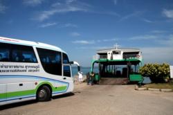 Suvarnabhumi Burapha Bus an der Fähre nach Koh Chang