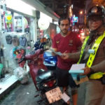 Motorradfahrer Verkehrskontrolle in Pattaya (c) Sophon Cable