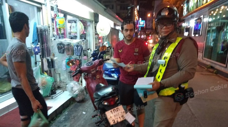 Motorradfahrer Verkehrskontrolle in Pattaya (c) Sophon Cable