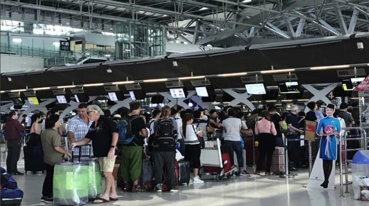 Schlange an der Abfertigung am Suvarnabhumi Airport