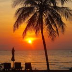 Sonnenuntergang am Stand in Thailand