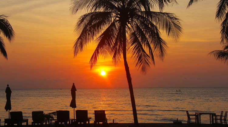 Sonnenuntergang am Strand in Thailand