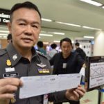 Ein Beamter zeigt am Don Mueang Airport das TM6-Einreiseformular