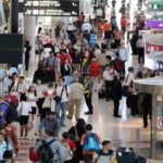 Reisende am Suvarnabhumir Airport in Bangkok