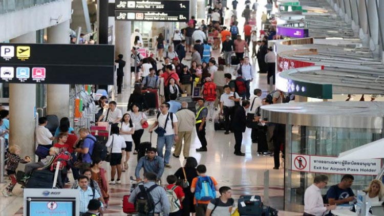 Reisende am Suvarnabhumir Airport in Bangkok