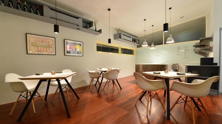 minimalistische Einrichtung im Sterne Restaurant Upstairs at Mikkeller