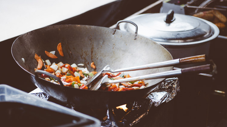 Mit der Wok-Pfanne Thailändisches Essen zu Hause kochen