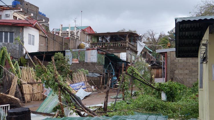 Verwüstungen durch den Supertaifun Yolantha Philippinen 2013